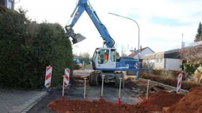 Bild: sne
Der traditionelle Spatenstich zur Sanierung der Hopfenoher Straße entfällt wegen der Pandemie. Stattdessen stehen fünf Schaufeln symbolisch im Sand.