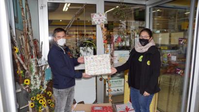 Bild: bkr
13 Weihnachtspäckchen der Kulmainer Löschzwerge stellen Sandra Schraml und Alexander Danzer mit in den Eingangsbereich des Dorfladens, wo ein kleiner Stand für die Aktion der Feuerdrachen aufgebaut ist. Die bereits erreichte Zielmarke 100 dürfte bis zum 1. Dezember noch etwas nach oben klettern.
