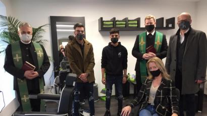 Bild: jzk
Martina Eibisch (sitzend), Bürgermeister Roman Schäffler und die beiden Pfarrer Thomas Kraus und Dirk Grafe (hinten von rechts) wünschten Yusuf Güdük (Dritter von rechts) viel Erfolg mit seinem neu eröffneten Barbershop.