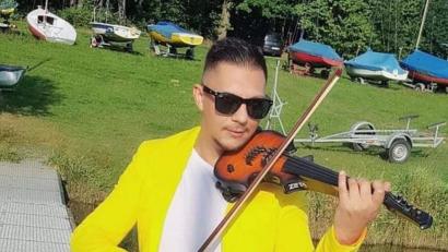 Bild: Bianca Lacatus/exb
Daniel Boldi versteht die Geige als seine Berufung. Auf dem Bild hat er seine fünfsaitige Geige im Anschlag.