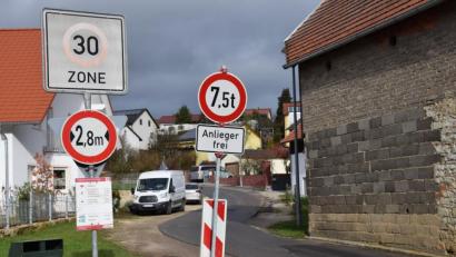 Bild: bö
Einem Nadelöhr gleicht die Engstelle in der unteren Bergstraße in Ebermannsdorf. Die Mitglieder des Gemeinderat appellieren an die Parkmoral, bevor neue Schilder aufgestellt werden.