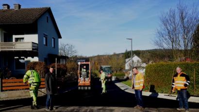 Bild: bey
Bürgermeister Rainer Rewitzer, Bauamtsleiter Uli Rupprecht und Dietmar Hammerl (vorne, von links) überzeugten sich vom nahtlosen Übergang der Zottbach- in die Forststraße.