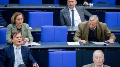Bild: Kay Nietfeld/dpa
Bernd Baumann (von links), parlamentarischer Geschäftsführer der AfD-Bundestagsfraktion, Beatrix von Storch, Armin-Paul Hampel und Alexander Gauland, Fraktionsvorsitzender der AfD, am ´Freitag im Bundestag.