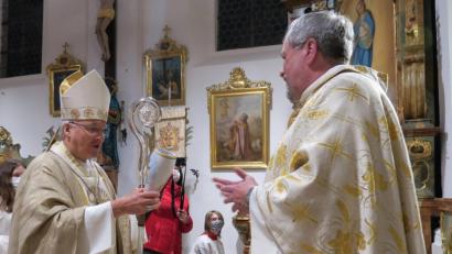 Bild: Hirsch
Pfarrer Markus Ertl (rechts) überreichte Bischof Rudolf Voderholzer (links) einen Weizenkrug mit dem Bildmotiv der Expositurkirche St. Vitus in Neunaigen. Der Oberhirte bedankte sich für das Geschenk und die Einladung zur Segnung der renovierten Kirche.