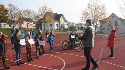 Bild: Gerlinde Werner/exb
HSU-Lehrerin Dagmar Härtl, Dekan Michael Hoch (von rechts) und Rektorin Heidi Neidl (hinten) freuen sich mit den Kindern über die Fahrradsegnung.