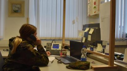 Bild: Mario Hönig
Der Dienst am Telefon: Die Soldaten informieren, befragen und versuchen, Kontakte nachzuvollziehen.