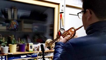 Bild: jzk
In seinem Tonstudio spielte Andreas Sächerl den Jungmusikanten ihre Instrumentalstimme vor.
