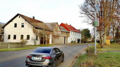 Bild: lnz
Die Ergebnisse der Tempomessgeräte in Großensterz (Bild), in der Fockenfelder Straße in Pleußen und in der Waldsassener Straße in Mitterteich hat kürzlich die Stadtverwaltung ausgewertet.