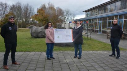 Bild: jr
Eine Spende von 500 Euro überreichte der Burschenverein Konnersreuth an die örtliche Krabbelgruppe. Im Bild Burschen-Vorsitzender Max Haberkorn (rechts) und Vorstandsmitglied Joseph Lindner mit den beiden Gruppenleiterinnen Marietta Hofmann (Zweite von rechts) und Andrea Weiß.