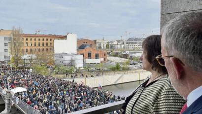 Bild: Ulrike Geißler/Büro Schieder
Marianne Schieder und ihr SPD-Kollege Heinz Brunner blicken vom Büro in Berlin aus auf die Demonstranten gegen das Infektionsschutzgesetz.