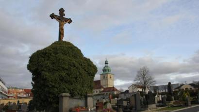 Bild: ads
Vieleorts praktizieren auch die evangelischen Kirchengemeinden Andachten auf den örtlichen Friedhöfen zum Gedenken an die Verstorbenen am Ewigkeitssonntag, ebenso wie die katholischen Pfarreien bereits an Allerheiligen. Die Amberger Paulanergemeinde beschränkt sich im Coronajahr auf Gottesdienste in der Paulanerkirche und dem Andreas-Hügel-Haus in Amberg sowie dem Martin-Schalling-Haus in Kümmersbruck.