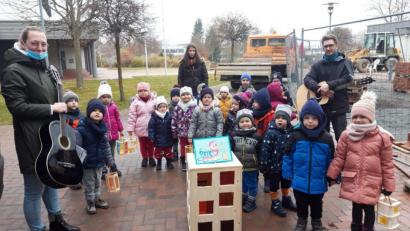 Bild: Kinderhaus Waldsassen/exb
Die Mädchen und Buben aus dem Kinderhaus Tausendfüßler vorm Seniorenheim St. Martin in Waldsassen.