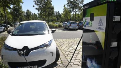 Bild: Petra Hartl
Der Zweckverband Kommunale Verkehrssicherheit bietet seit vergangenem Jahr auch in Amberg E-Car-Sharing an. Zwei Renault Zoe stehen seit kurzem beim Kongresszentrum. Für 35 Cent pro Kilowattstunde kann der Stromer dort geladen und von jedem nach der Anmeldung gemietet werden.