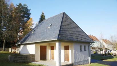 Bild: JOCHEN NEUMANN 
ERBENDORF
Probleme gab es in den vergangenen Wochen mit den Toiletten am Friedhof. Über den Winter ist die Anlage nun geschlossen.