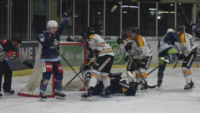 Bild: gb
Dennis Palka (Zweiter von links) bejubelt beim 4:2-Sieg gegen den EV Füssen seinen Treffer zum 1:0. Am Wochenende steht für die Blue Devils ein Heimspiel-Doppelpack auf dem Programm: am Freitag gegen die Eisbären Regensburg und am Sonntag gegen den ECDC Memmingen.