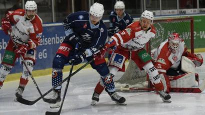 Bild: gb
Die Blue Devils verloren am Freitagabend das Oberpfalzderby gegen die Eisbären Regensburg mit 1:4. Marius Schmidt (blaues Trikot) erzielte kurz vor Schluss den Ehrentreffer für die Weidener.