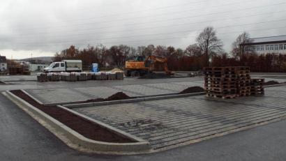 Bild: e
Die Arbeiten am Parkplatz an Hallenbad und Schule sind weit im Verzug. Dochim Dezember soll die Baustelle laut Bürgermeister 
 freigegeben werden.