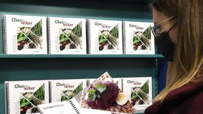 Bild: Petra Hartl
Das Kochbuch "Ober(pfalz)lecker" gibt es unter anderem in allen Geschäftsstellen von Oberpfalz-Medien zu kaufen.