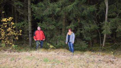 Bild: fla
Hans-Peter Reil (links) "übergibt" den Waldthurner Christbaumverkauf an die Vorsitzende der Trachtenkapelle Waldthurn, Birgit Bocka (rechts). Wo ist dieses Bild entstanden? Wer das Rätsel löst, hat die Chance auf zwei große Gewinne, die die Musiker ausloben. EIn Tipp dazu in Reimform: Das Foto wurde auf dem Weg zum heiligen Berg gemacht. Vielen Wanderern hat er als Streckenstart schon schöne Stunden gebracht.