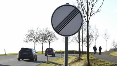 Bild: Petra Hartl
Zwischen dem Bergsteig und Raigering liegen nur etwas mehr als zwei Kilometer. Auf der AM 30 (Bild), die beide Stadtteile verbindet, gelten bisher drei verschiedene Tempolimits. Künftig werden es nur noch zwei sein.