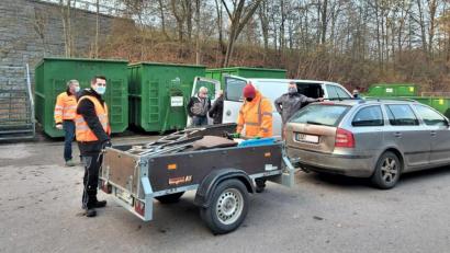 Bild: lg
Einen besonderen Dienst verrichtet Bürgermeister Rudolf Teplitzky (Zweiter von links) am Samstag im Oberviechtacher Recyclinghof.