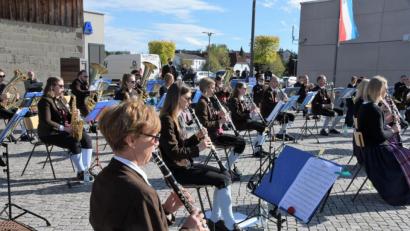Bild: Agnes Jonas
Groß war der Publikumszuspruch, als die Musiker der Stadtkapelle am 4. Oktober ein Platzkonzert an der Schwarzachtalhalle gaben. Es war der bisher letzte öffentliche Auftritt des Orchesters.