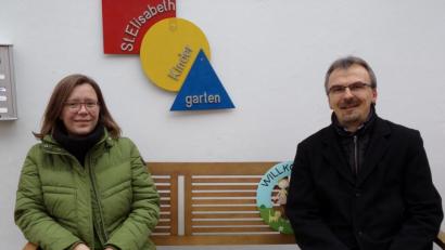 Bild: fks
Anstelle großer Festreden mit allerlei prominenter Gäste erinnerten sich Pfarrer Martin Besold und Kindergartenleiterin Stefanie Unterburger auf der Sitzbank vor dem Kindergarten an die Entstehungsgeschichte vor über 25 Jahren.