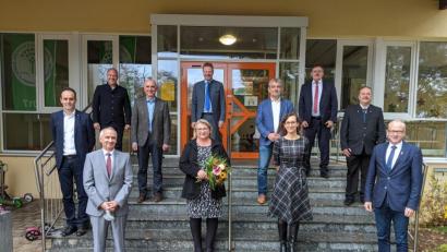 Bild: Dominik Höllerer
Die AOVE-Bürgermeister und Thomas Gollwitzer, Behördenleiter ALE Oberpfalz (vorne links), verabschieden Waltraud Lobenhofer (mit Strauß) und wünschen Nachfolgerin Katja Stiegler viel Erfolg für die neue Aufgabe.