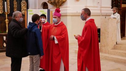 Bild: hmr
Mit den Worten "Sei besiegelt durch die Gabe Gottes, den Heiligen Geist. Der Friede sei mit dir" spendete Domkapitular Monsignore Dr. Roland Batz den mehr als 60 Firmlingen in der Basilika Waldsassen das Sakrament der Firmung - aufgeteilt auf zwei Gottesdienste.