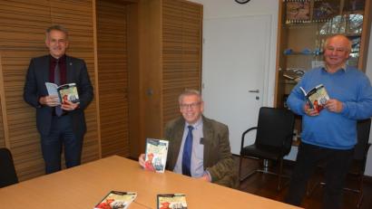 Bild: jr
Das Heimatbuch „Rumroth, Tod und Porzelliner“ stellten Schriftleiter Peter Knott (Mitte) und Verleger Eckhard Bodner (rechts) im Beisein von Landrat Roland Grillmeier im Landratsamt vor.