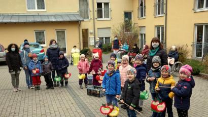 Bild: gac
Laternenumzüge, Singen in Altenheimen und Adventsfeiern müssen heuer ausfallen. Linda Hirsch, Leiterin des evangelischen Kindergartens „An der Allee“ (Zweite von links) und das Seniorenzentrum der Diakonie „Bühler Höhe“ haben trotzdem eine kreative Lösung gefunden, Gemeinsamkeit zwischen Alten und Jungen zu schaffen – unter Einhaltung der Hygienevorschriften.