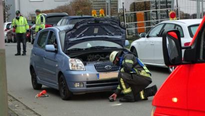 Bild: Dobmeier
Die Einsatzkräfte entschärften die brenzlige Situation von ausgetretenem Flüssiggas eines in einer Tiefgarage entdeckten und daraufhin ins Freie gebrachten Autos.