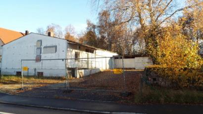 Bild: e
Das ehemalige Betriebsgebäude der Isoliervertriebs-GmbH am Bachweg: An dieser Stelle soll ein Mehrfamilienhaus mit Praxis errichtet werden.