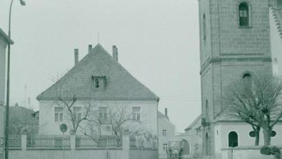 Bild: u
Ganze 5,5 Meter betrug seit 1752 der Abstand zwischen Pfarrhaus und Kirche, nachdem der Kirchturm an das Kirchenlanghaus angebaut worden war. 1743 war der alte Turm, der acht Meter als Kampanile südlich der Kirche stand, eingestürzt. Die Frau des Türmers kam dabei ums Leben.