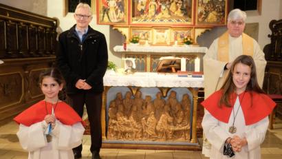 Bild: do
Neu im Ministrantenteam der Pfarrei St. Laurentius sind Miriam Kastl und Eleen Lohner. Stadtpfarrer Thomas Jeschner und Pastoralreferent Alfred Kick heißen sie willkommen.