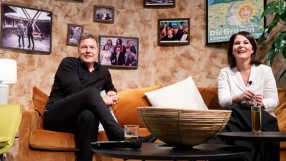 Bild: Kay Nietfeld/dpa
Die Grünen-Chefs Annalena Baerbock und Robert Habeck sitzen auf dem digitalen Bundesparteitag der Grünen nach der politischen Rede der Vorsitzenden auf einem Sofa.