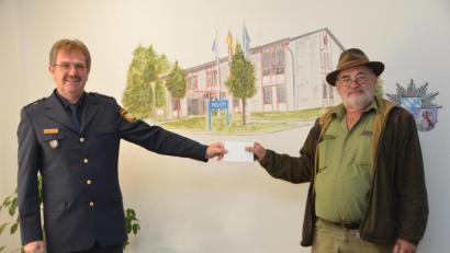 Bild: dob
Im Juli klinkt sich Günter Schober aus Trausnitz (rechts) aktiv in eine Vermisstensuche der Polizei bei Tännesberg ein und findet den völlig entkräfteten 67-jährigen Mann schließlich auch. Dafür gab es nun neben einer Belohnung viel Lob durch den Regensburger Polizeipräsidenten Norbert Zink. Erster Polizeihauptkommissar Martin Zehent übergibt neben dem Schreiben auch die Belohnung an den Waidmann, der sich in den heimischen Wäldern sehr gut auskennt.