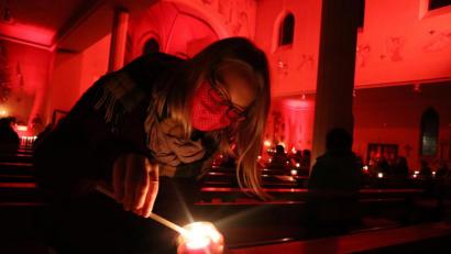 Bild: wrm
Stille, Innehalten, Beten und natürlich der Gesang standen bei der Nacht der Lichter in der Pfarrkirche St. Emmeram im Mittelpunkt. Die Pfarrkirche war in rotes Licht getaucht, ein ganz besonderes Erlebnis für die Gläubigen.