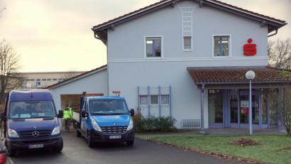 Bild: bkr
In das Sparkassengebäude wird einmal die Gemeindeverwaltung einziehen. Die dafür erforderlichen Umbaumaßnahmen haben nun begonnen. Kostenträger ist die Kommune.