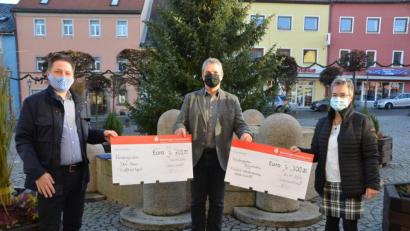 Bild: dob
Jeweils zwei Schecks in Höhe von 700 und 300 Euro übergeben der Vorsitzende der Vohenstraußer Siedlergemeinschaft Alexander Thomas (links) und Kassenchefin Eva-Maria Friedl (rechts) an Bürgermeister Andreas Wutzlhofer (Mitte) für die Kindergärten in der Großgemeinde.