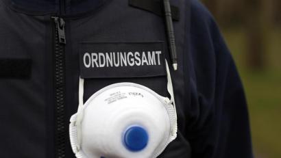 Archivbild: Ronny Hartmann/dpa
Das Ordnungsamt ist die Verfolgungsbehörde bei Verstößen gegen die Lockdown-Bestimmungen.
