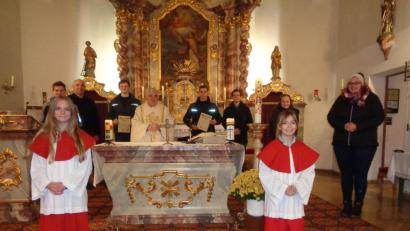 Bild: amö
Als Messdiener schieden Johannes Gleixner (hinten, links) sowie Tim Baumer und Fabian Zangl (mit Urkunde, von rechts) aus. Pfarrer Eugen Wismeth und die Oberministranten Veronika Götz, Karin Laubmeier und Christoph Baumer (hinten, von rechts) dankten für das Engagement.