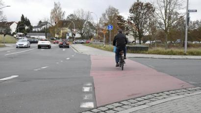 Bild: Petra Hartl
An unübersichtlichen und gefährlichen Stellen wie hier an der Fugger- und Gerberstraße sollen Radweg-Stücke künftig rot eingefärbt werden.