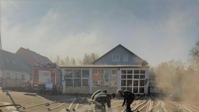 Bild: gz
Nach dem Brandeinsatz an der Kartoffellagerhalle war für die Feuerwehrangehörigen Gerätewaschen angesagt.