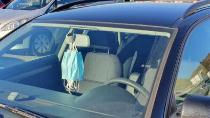 Symbolbild: Hösamer
Am Rückspiegel eines Autos hängen mehrere Mund-Nase-Masken.