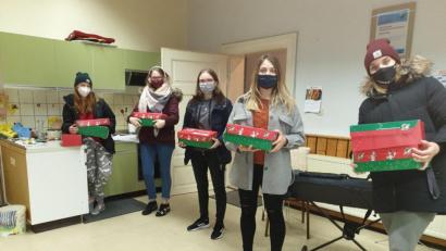 Bild: Ingrid Leser/exb
An der Aktion „Weihnachten im Schuhkarton“ nahm auch die Jugend des OWV Bärnau teil .
