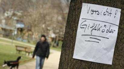 Symbolbild: Florian Schuh/dpa 
Ein Zettel warnt in einem Park vor Giftködern. Auch in Teunz sind jetzt welche aufgetaucht.