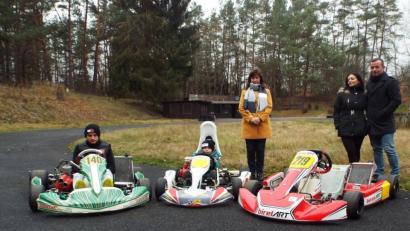 Bild: e
Markus Mayer (rechts) will, unterstützt von seiner Familie, die Kartanlage am Haidweiher weiter betreiben und auch noch aufwerten.