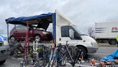 Bild: VPI Amberg/exb
Im durchsuchten Transporter fanden die Beamten Diebesgut, unter anderem E-Bikes und einen Revolver.
