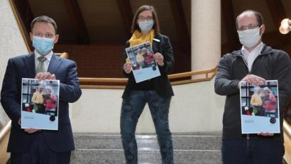 Bild: Wolfgang Steinbacher
Weidens Oberbürgermeister Jens Meyer (von links), Leiterin der Pressestelle Roswitha Ruidisch und Michael Maier vom Bildungsmonitoring stellen den Bildungsbericht zur Seniorenbildung vor.